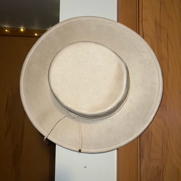 Accessories - Flat brim hat